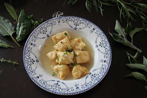 Ravioli de Neufchâtel au thym fleur, bouillon d'herbes du jardin, huile de noisettes - balade normande à Veules les Roses