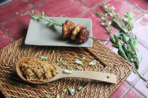 Risotto d'épeautre aux cèpes et brochettes de boulettes de poulet à la sauge