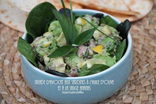 Salade d'avocat aux sardines à l'huile d'olive et à la sauge ananas