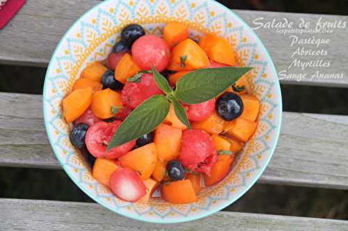 Salade de fruits (pastèque, abricots, myrtilles, sauge ananas)