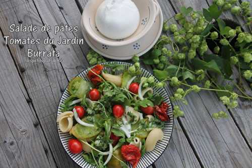 Salade de pâtes, tomates du jardin et burrata