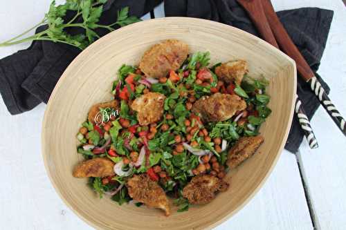 Salade de persil aux pois chiches grillés et bouchées de poulet croustillantes