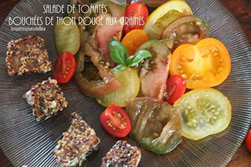 Salade de tomates, bouchées de thon rouge aux graines