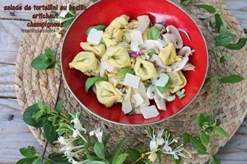 Salade de tortellini au basilic, artichaut et champignons