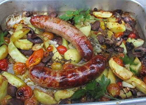 Saucisses de campagne, pommes de terre et champignons rôties au four