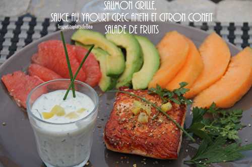 Saumon grillé sauce au yaourt grec aneth et citron confit,  salade de fruits frais