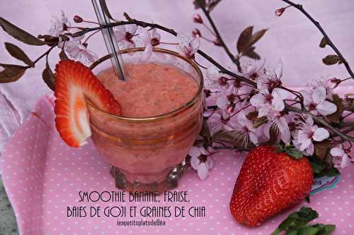 Smoothie banane, fraises, baies de goji et graines de chia