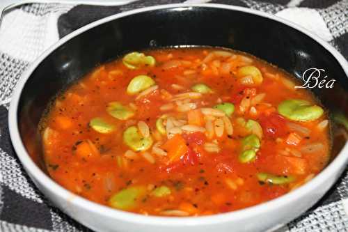 Soupe à la tomate, fèves et risoni