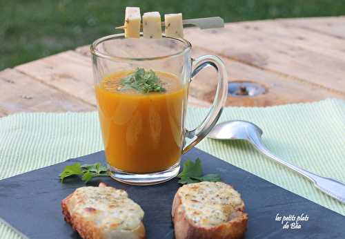 Soupe fraîcheur aux carottes et à la coriandre, tartines de gouda au cumin
