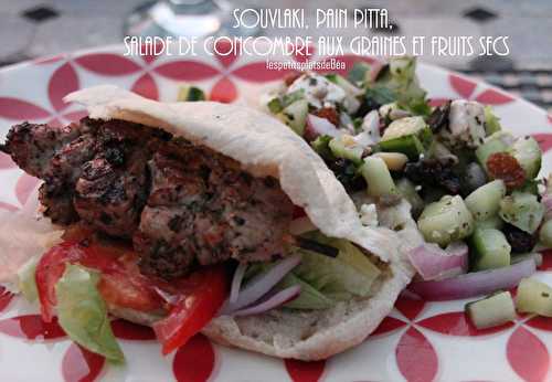 Souvlaki, pain pita et salade de concombre aux graines fruits secs et feta - Grèce (7) Corfou