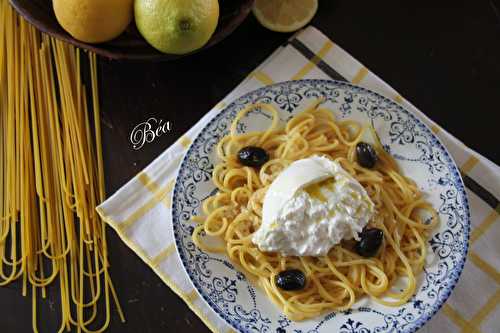 Spaghetti au citron et à l'ail frit et burrata