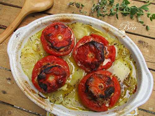 Tomates farcies sur lit de pommes de terre