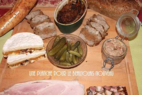 Une planche pour  le Beaujolais nouveau : Rillettes de poulette , terrine de cochon aux spéculoos et coulommiers aux mendiants et abricots moelleux  - Les petits plats de Béa
