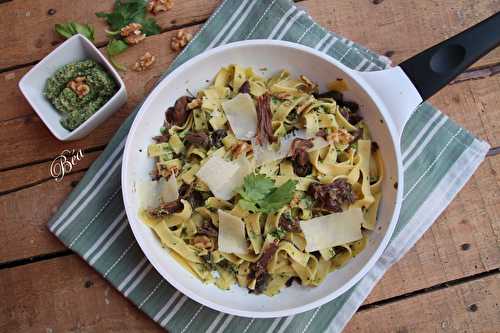 Tagliatelles au pesto de feuilles de  céleri et confit de canard