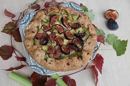 Tarte rustique à la rhubarbe et aux figues