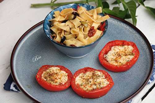 Tomates farcies au provolone et pâtes aux olives et tomates confites