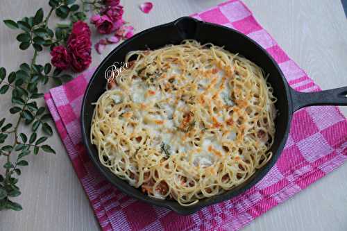 Gâteau de spaghetti au thon et au pesto rouge