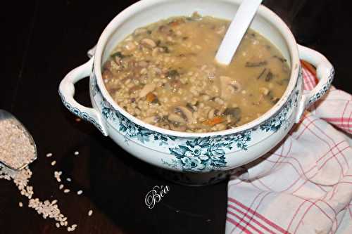 Soupe à l'orge perlé, champignons et blettes