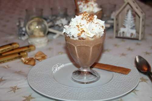 Mousse au chocolat praliné, fève tonka et crêpes dentelle