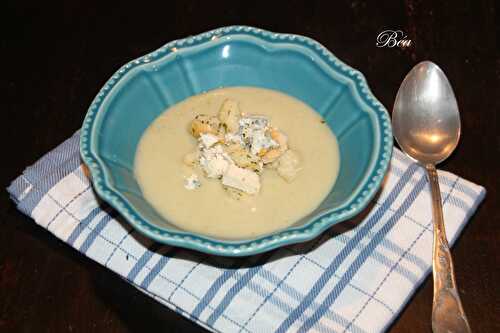 Velouté de chou fleur, croutons à l'ail et bleu d'Auvergne