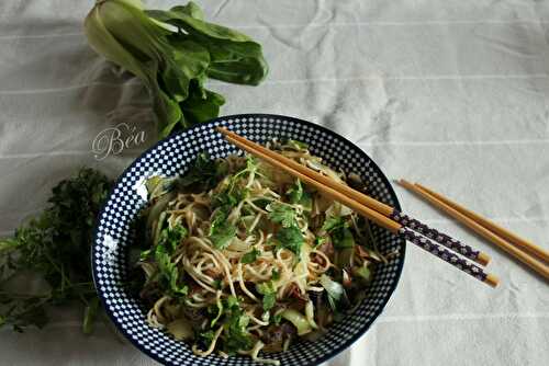 Nouilles chinoises sautées au chou pak choi et champignons noirs - balade en Birmanie - Les petits plats de Béa