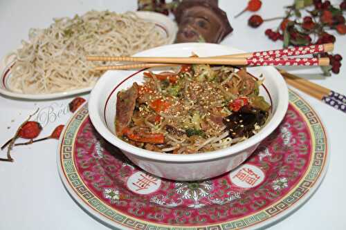 Sauté de porc asiatique aux légumes - le folklore asiatique