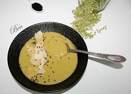 Soupe de pois cassés et brocolis aux graines de nigelle