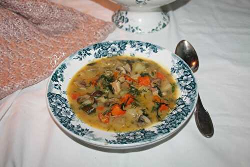 Soupe rustique aux champignons et à l'aneth