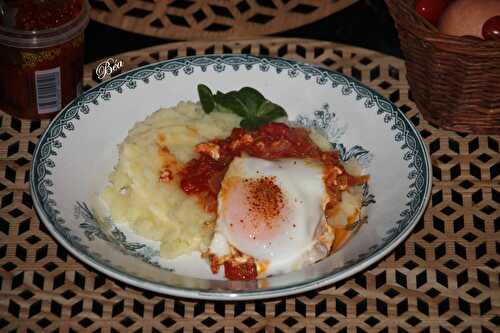 Purée au beurre, compotée de tomates à l'harissa et oeuf poché