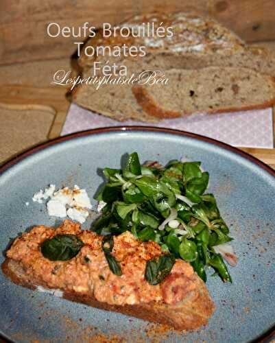 Oeufs brouillés aux tomates et à la féta