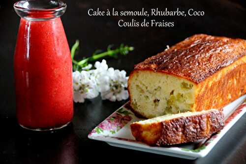 Cake à la semoule, rhubarbe, coco et coulis de fraises