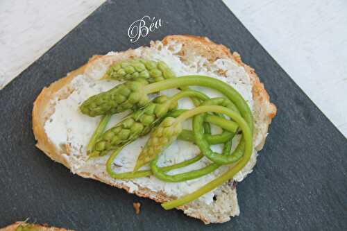 Canapés aux asperges sauvages