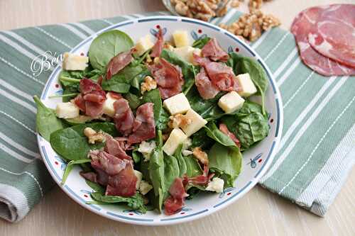 Salade de pousses d'épinards au cantal et à la coppa