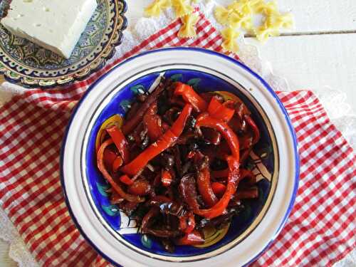 Peperoni e olive pour un plat de pâtes à la féta
