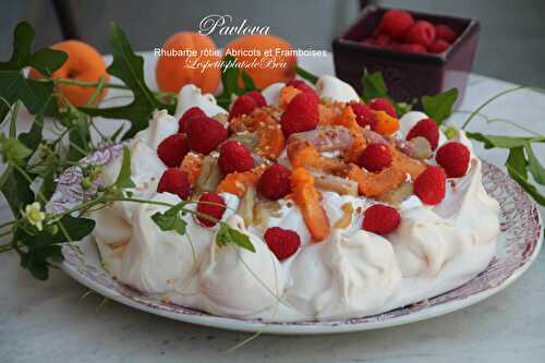 Pavlova à la rhubarbe rôtie, abricots et framboises