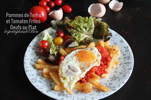 Pommes de terre et tomates frites pour un oeuf au plat