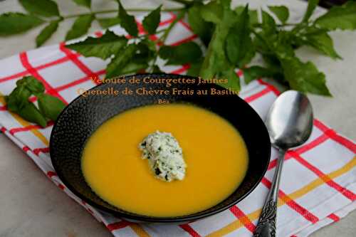 Velouté de courgettes jaunes, quenelles de chèvre frais au basilic