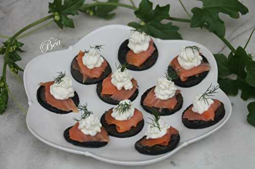 Blinis à l'encre de seiche, saumon sauvage fumé et crème d'aneth