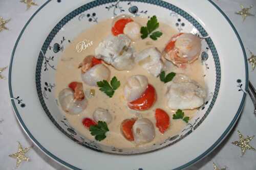 Joues de lotte et saint jacques sauce crémeuse au fumet de crevettes.