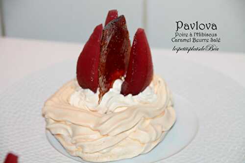Pavlova aux poires à l'hibiscus et caramel beurre salé - Les petits plats de Béa