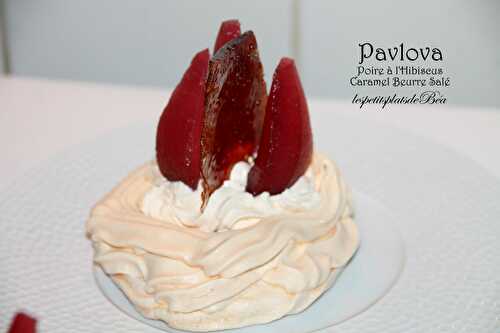 Pavlova aux poires à l'hibiscus et caramel beurre salé