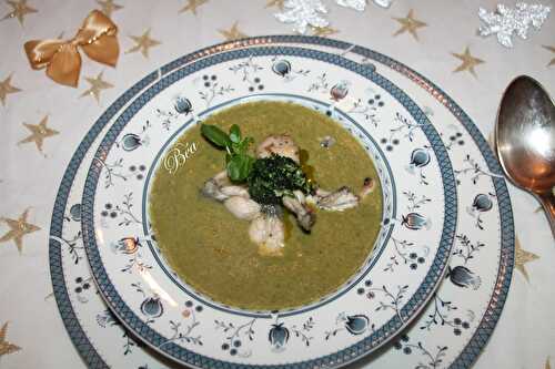 Velouté de cresson, grenouilles poêlées, émulsion de beurre d'ail