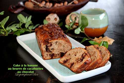 Cake à la banane, au beurre de cacahuètes et au chocolat