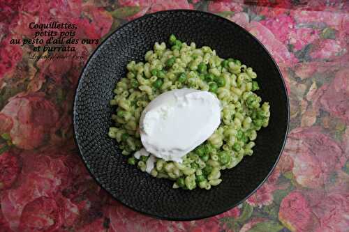 Coquillettes, petits pois au pesto d'ail des ours et burrata