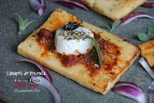 Canapés de polenta au chèvre et au pesto rouge