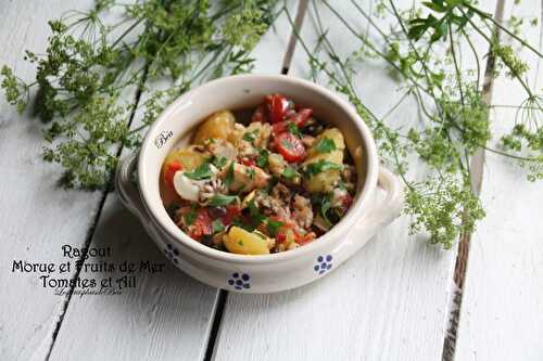 Ragout de morue et fruits de mer aux tomates et à l'ail