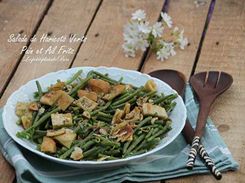 Salade de haricots verts, pain et ail frits