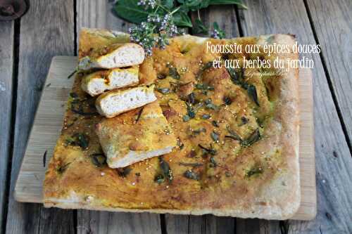 Focaccia aux épices douces et aux herbes du jardin