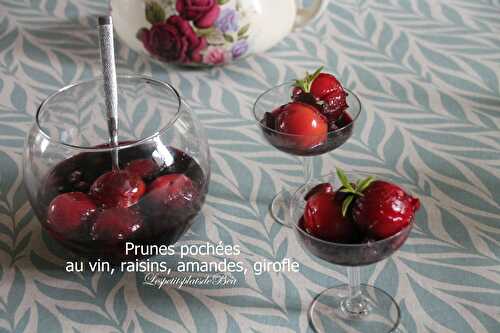 Prunes pochées au vin rouge, raisins secs, amandes et girofle