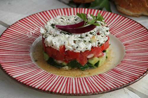 Salade grecque de concombre tomate féta structurée - balade grecque
